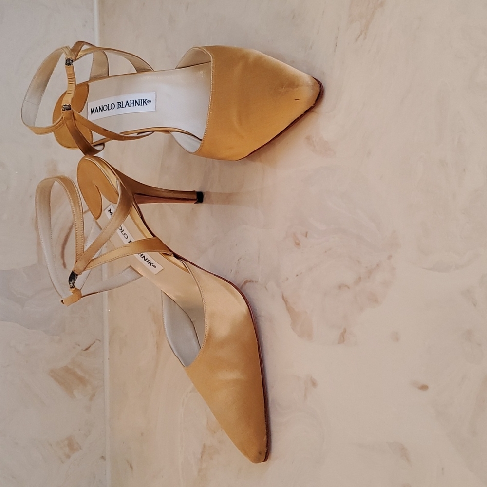 Authentic Manolo Blahnik Satin Heels 👠